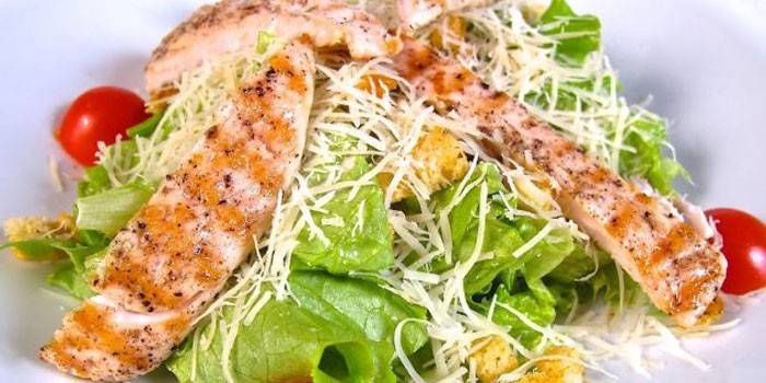 Salada Caesar com carne de porco