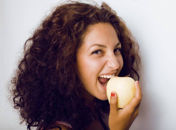 Mulher jovem, com, maçã