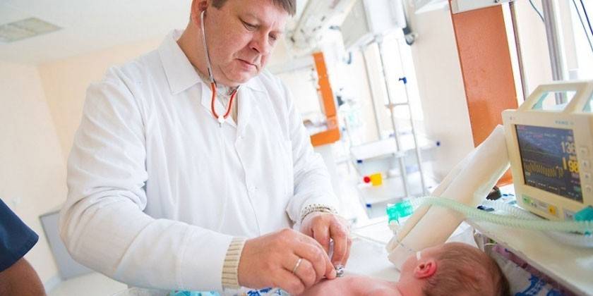 Médico e bebê