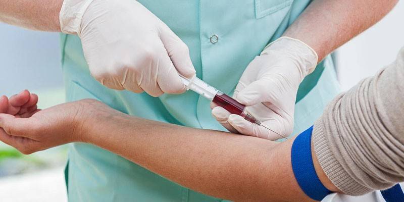 Toma de muestras de sangre de una vena.