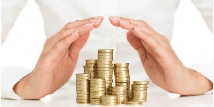 Moedas e mãos femininas