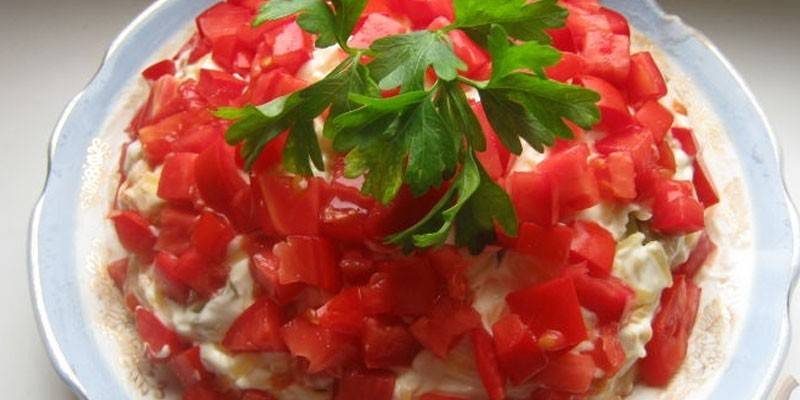 Aperitivo Chapeuzinho Vermelho com molho de queijo e cebola
