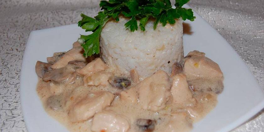 Pechuga de pollo con champiñones en salsa de crema agria