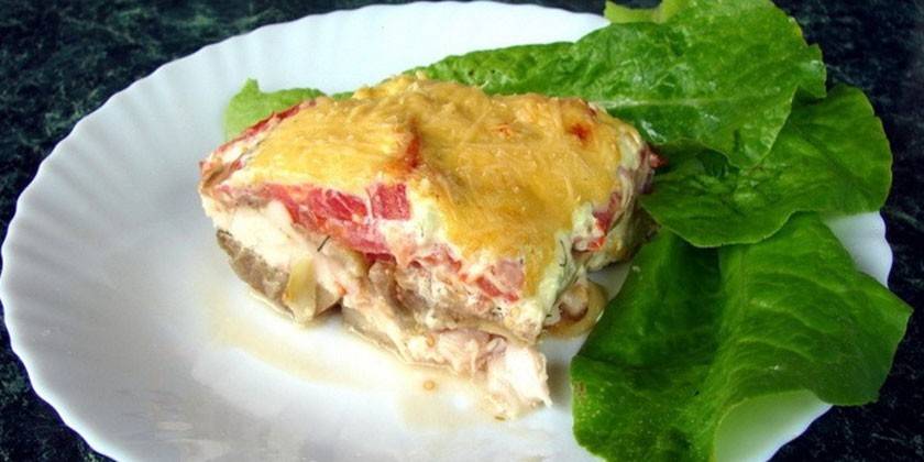 Filete de pollo con verduras y queso.