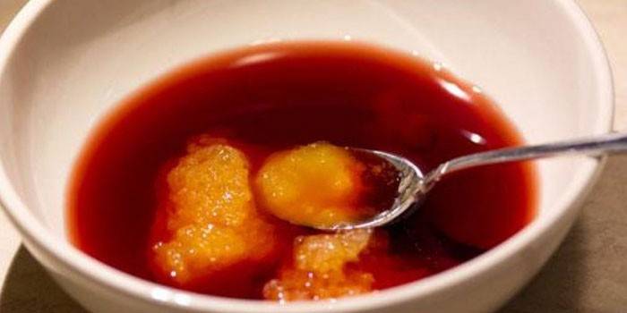 Mezcla de cebolla, miel y vino en un plato.