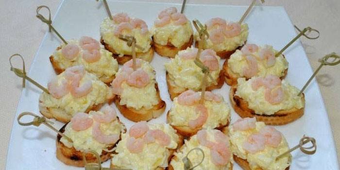 Canapés de camarão e abacaxi