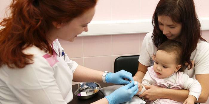 Doktor bir çocuktan kan testi alır.