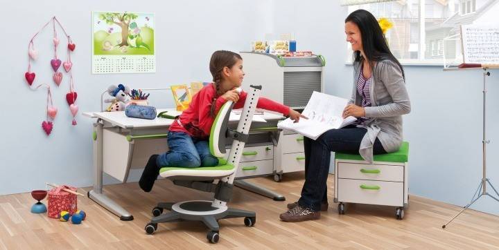 Mãe faz lição de casa com a filha