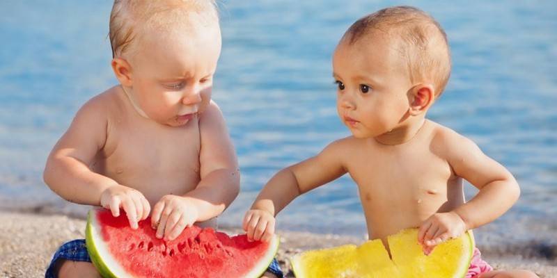 Dzieci jedzą na plaży
