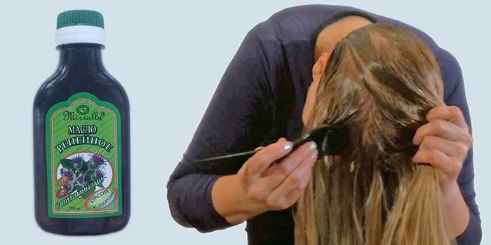 Mujer pone aceite de bardana en su cabello