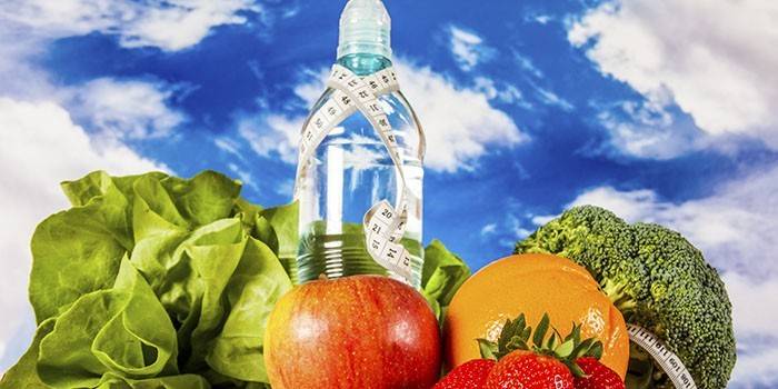 Botella de agua y verduras