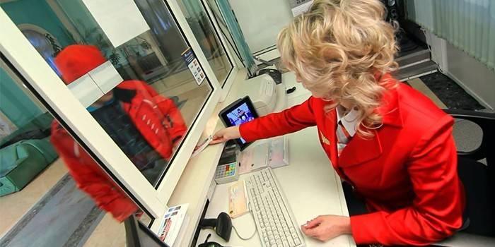 Pokladnica ruských železníc na pracovisku