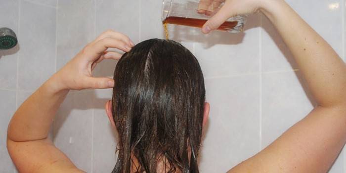 Enjuagar el cabello con té