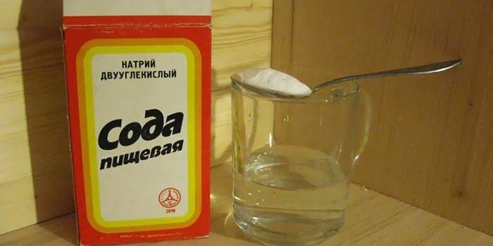 Soda a šálka vody